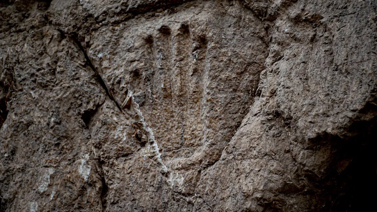 1.100 yıllık hendek duvarında keşfedilen gizemli el izi kime ait?