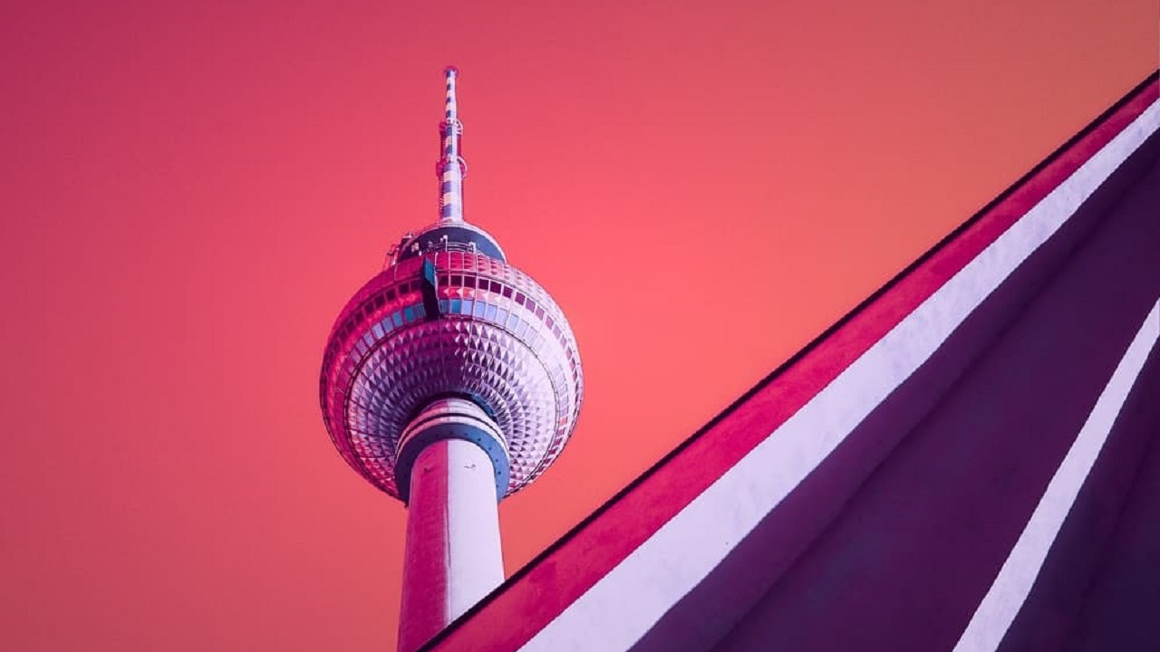 Berlin’in ikonik televizyon kulesinde devasa ve gizemli bir Bitcoin logosu!