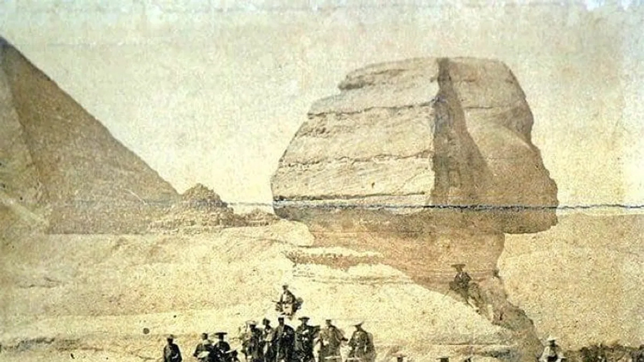 Düzinelerce samuray ve Giza Sfenksi aynı karede: Japonya tarihinin en ikonik fotoğrafının hikayesi…