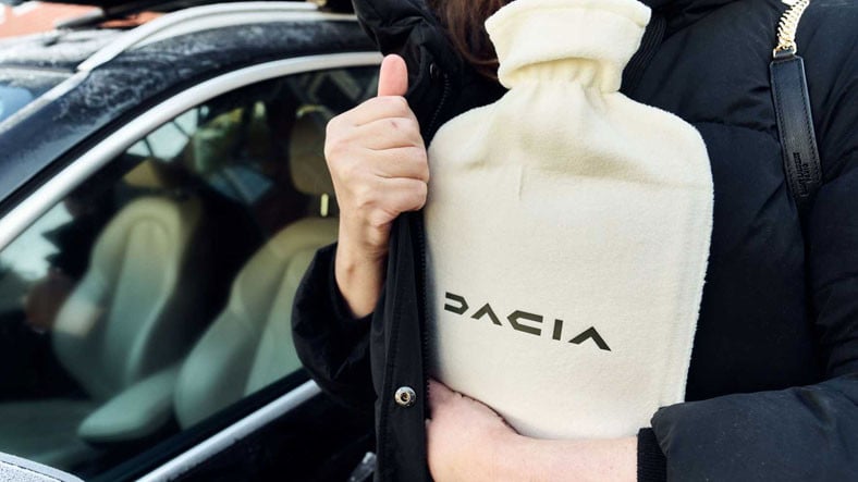 Dacia BMW ile Dalga Geçmek İçin Sıcak Su Torbası Hediye Etti