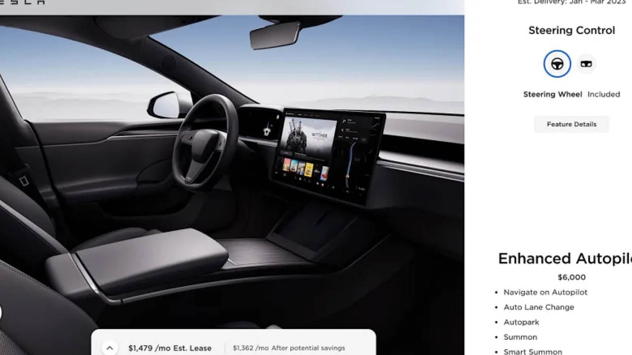 Elon Musk geri adım attı; Tesla’nın yuvarlak direksiyonu geri döndü