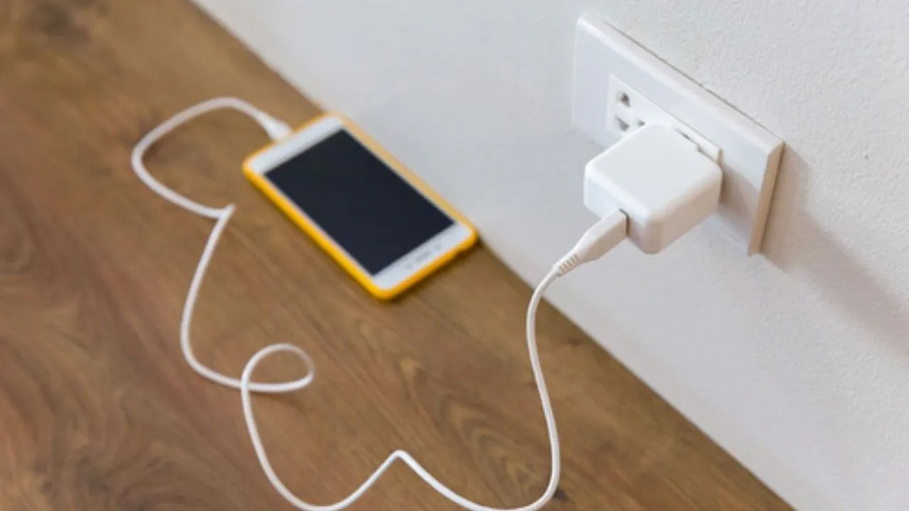 Prize takılı şarj aleti elektrik harcar mı? İşte merak edilen sorunun cevabı…