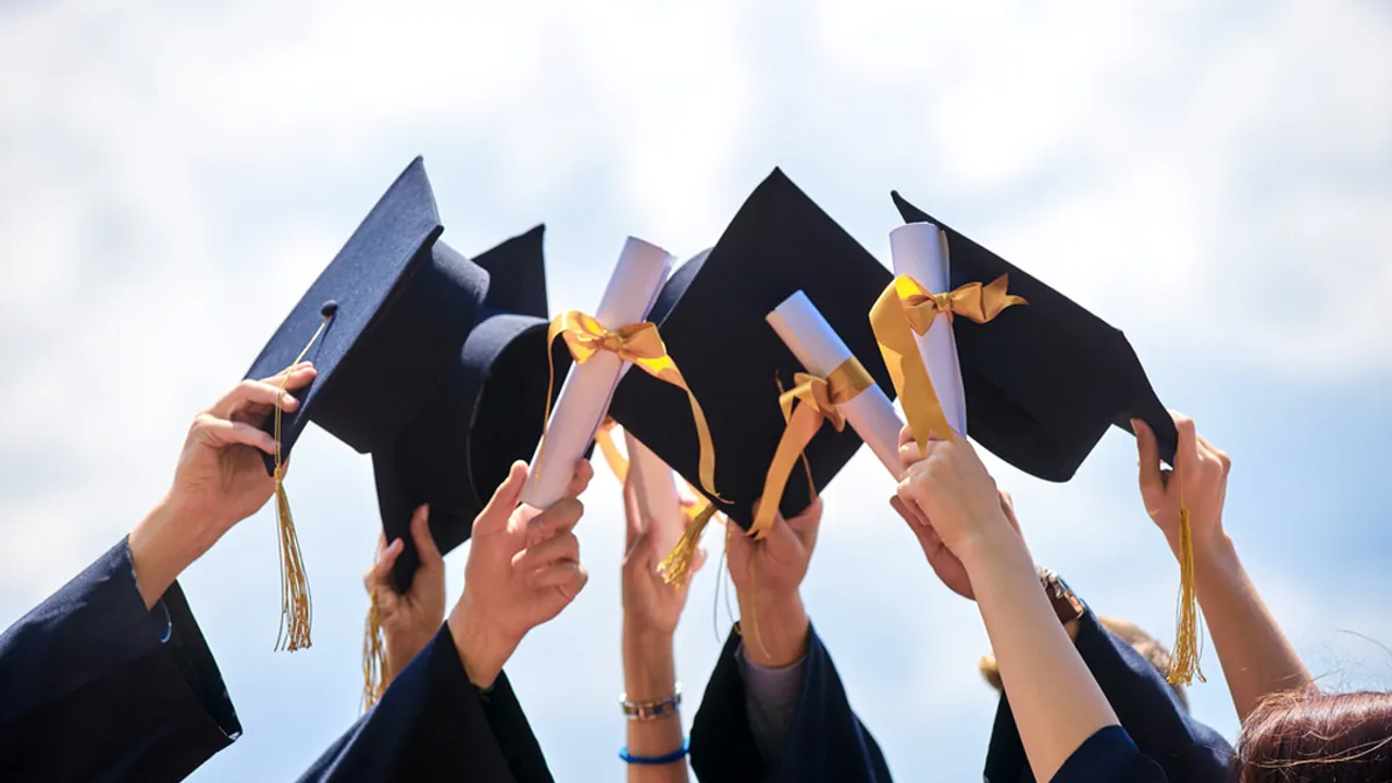 9 yaşında liseden mezun olan çocuk, şimdi üniversite diploması için hazırlanıyor