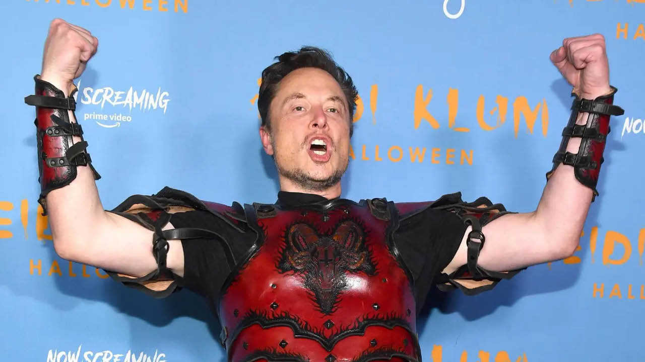 Elon Musk, tweet’lerinin giderek daha az okunmasının faturasını çalışanına kesti