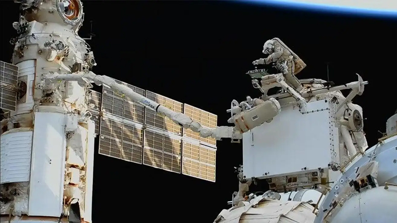 Arjantinli bir taksi şoförünün NASA’nın uzay yürüyüşü yayınına karışması şaşırtıcı anlara sahne oldu