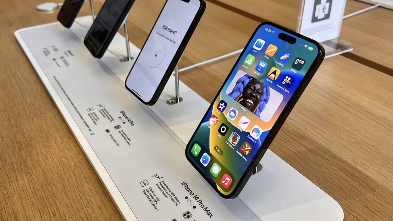Gençler çorap değiştirir gibi iPhone değiştiriyor: Çıkart telefonunu diyen dayılar haklı mı?