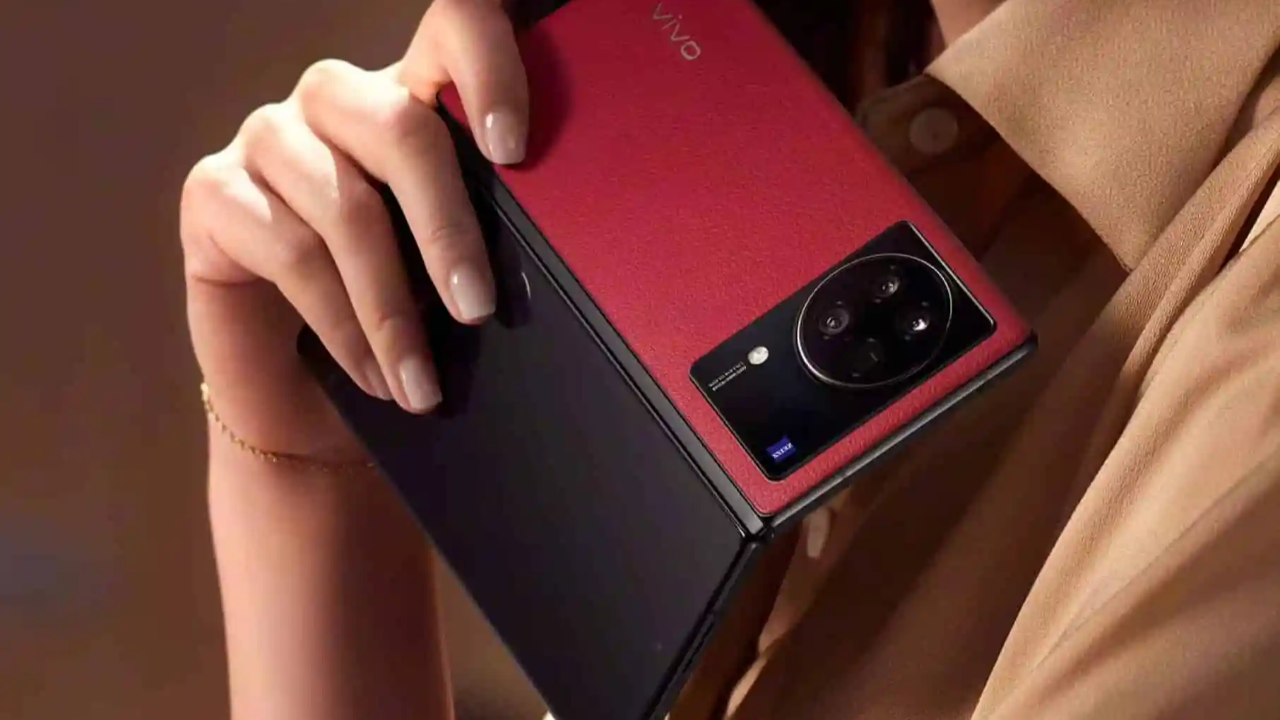 Vivo X Fold2 daha ilk günden parçalara ayrıldı