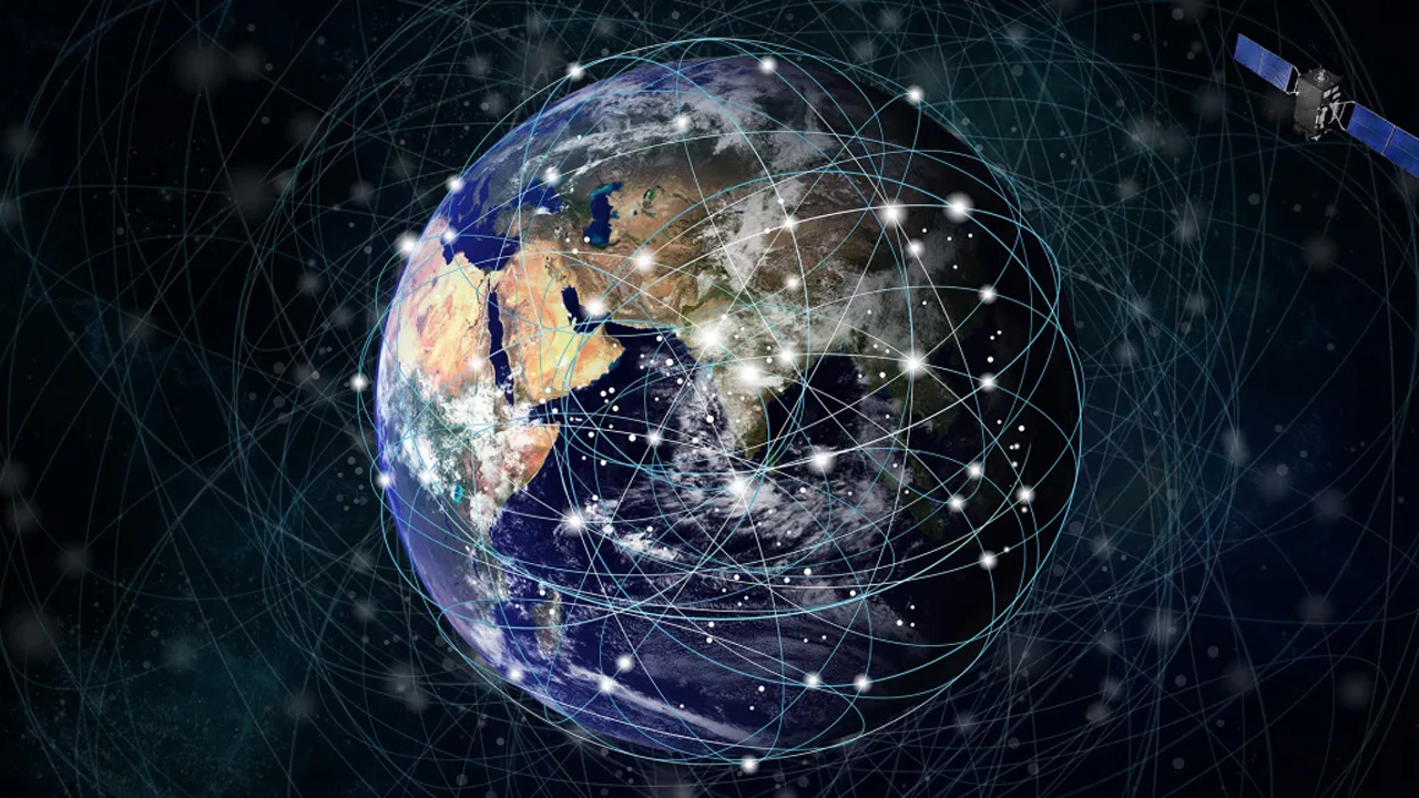 Bu etkileşimli web sitesi, üzerimizde gezinen tüm Starlink uydularını görmemizi sağlıyor