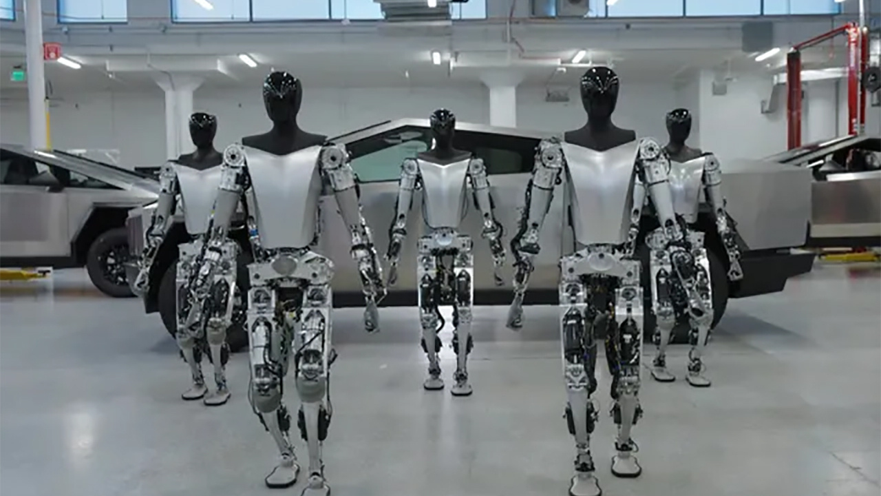 Elon Musk’ın Tesla Bot’ları artık yürüyebiliyor; eşyaları kaldırabiliyor (Video)