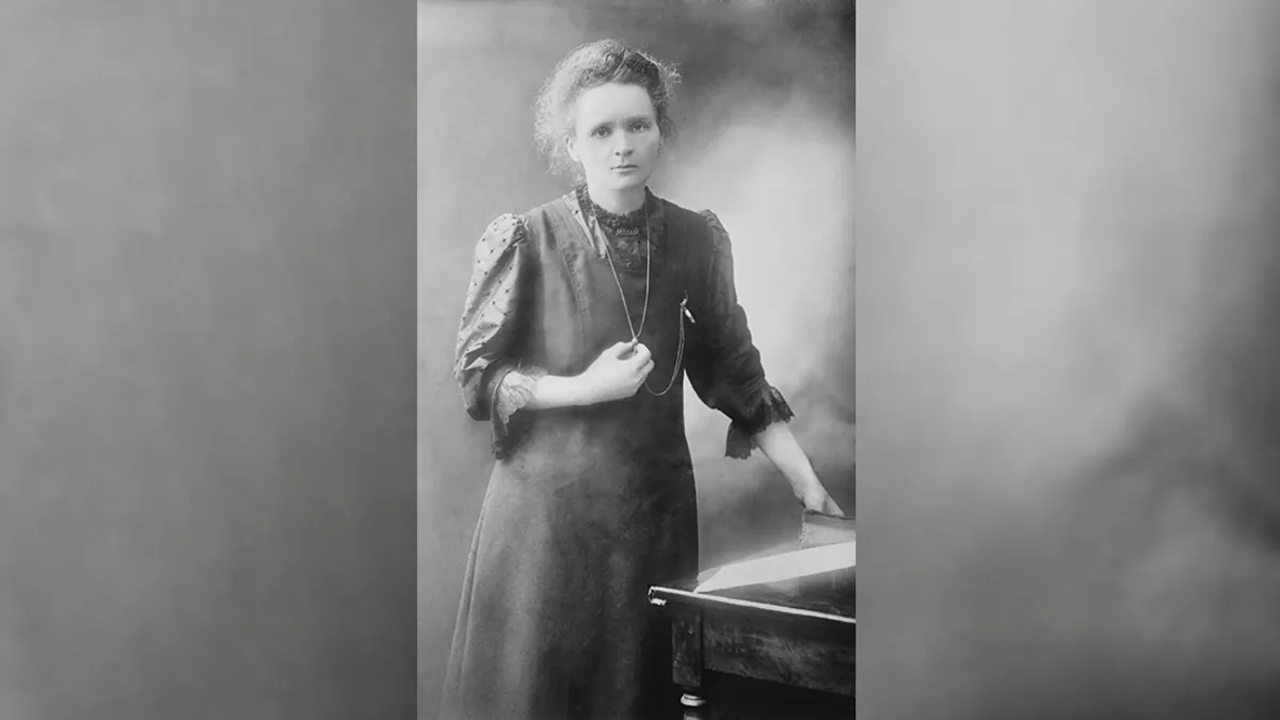 Ünlü bilim kadını Marie Curry 1934 yılında ölmüş olsa da, bedeni ve eşyaları halen radyasyon saçıyor