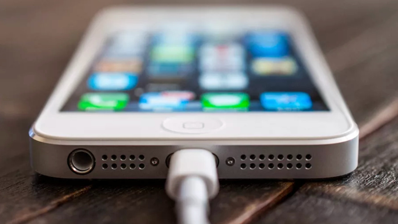 Telefonumuzu sabaha kadar şarjda bırakmak zararlı mı? İşte cevabı!