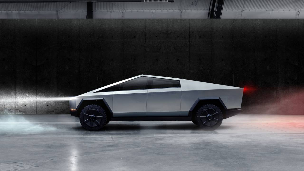 Tesla Cybertruck tam anlamıyla çamura battı!