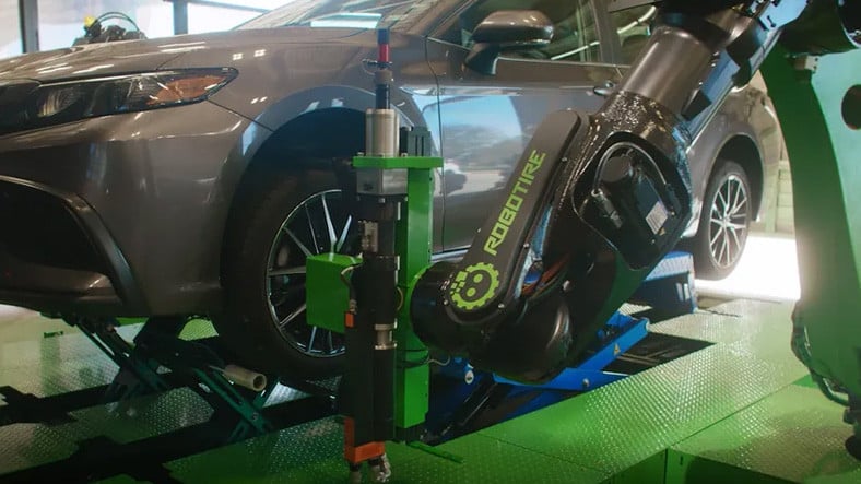 Yapay Zeka Destekli Lastik Değiştirme Robotu: RoboTire