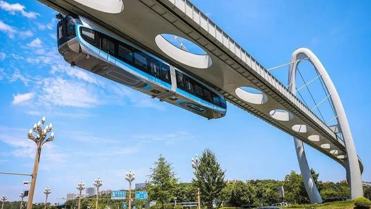 Çin’de kullanıma açılan yeni tren adeta havada gidiyor!