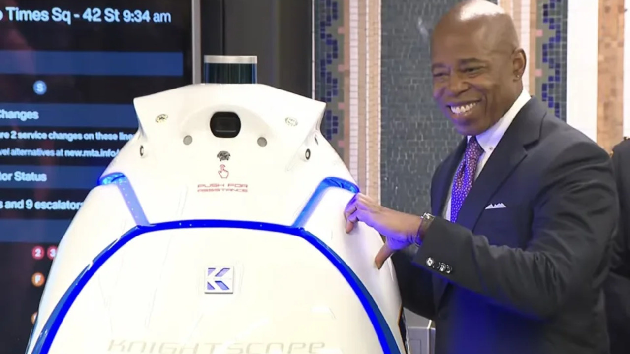 “Tekerlekli bir çöp tenekesine” benzeyen robot, polis için devriye gezmeye başlıyor