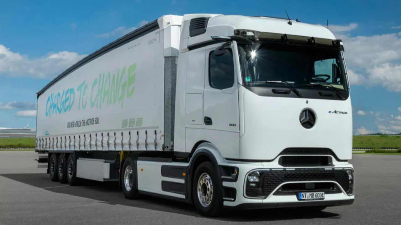 Mercedes yeni yarı elektrikli kamyon modelini tanıttı