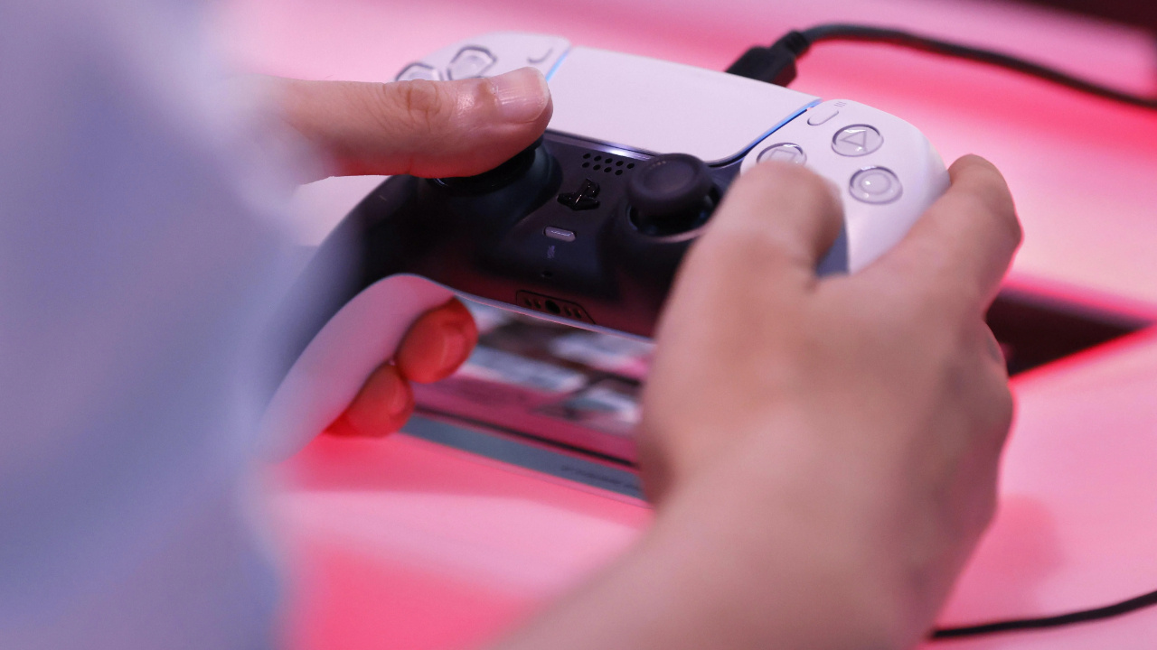 PlayStation 5 için kulaklıkları içerisinde saklayıp şarj edebilen bir DualSense geliyor