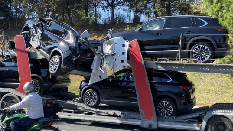 Sıfır Togg Otomobilleri Taşıyan Tır, İstanbul’da Kaza Yaptı: Üç Otomobilde Hasar Oluştu!
