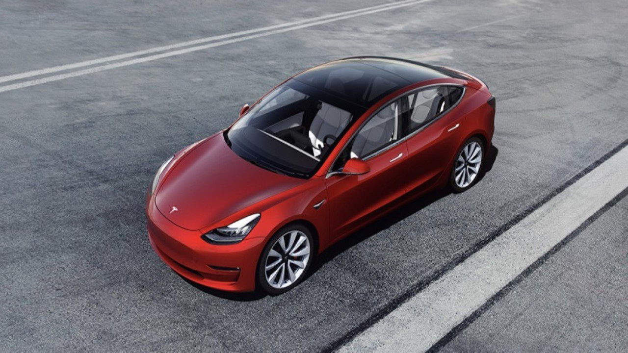 İstanbul’da içerisinde bir sürü sıfır Tesla Model Y olan tır yandı!