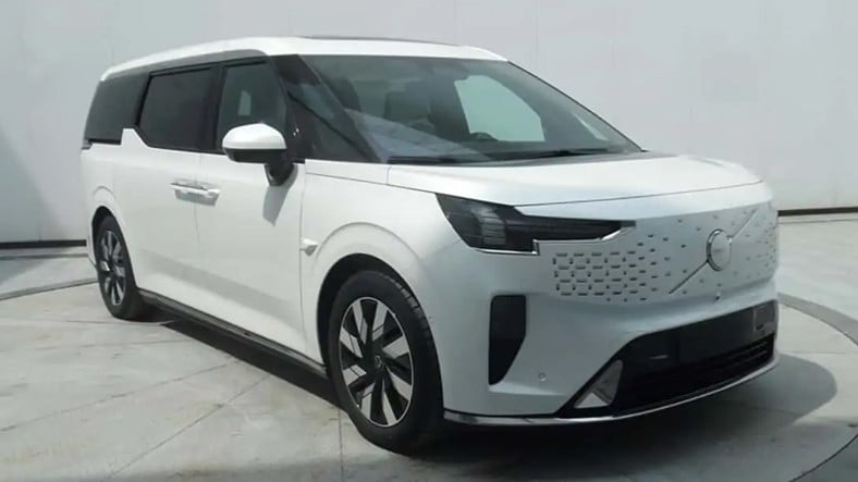 Volvo’nun İlk Minivanı EM90, Lansmandan Önce Ortaya Çıktı: Büyük Aileler ve VIP Tutkunları Buraya!