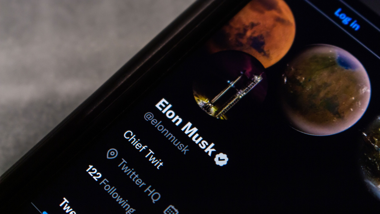 Elon Musk, kendisini eleştiren çalışanları işten çıkarmakla suçlanıyor