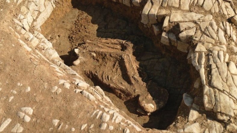 Galler’de, Ölülerin Alışılmadık Pozisyonlarda Gömüldüğü 1500 Yıllık Gizemli Bir Mezarlık Bulundu