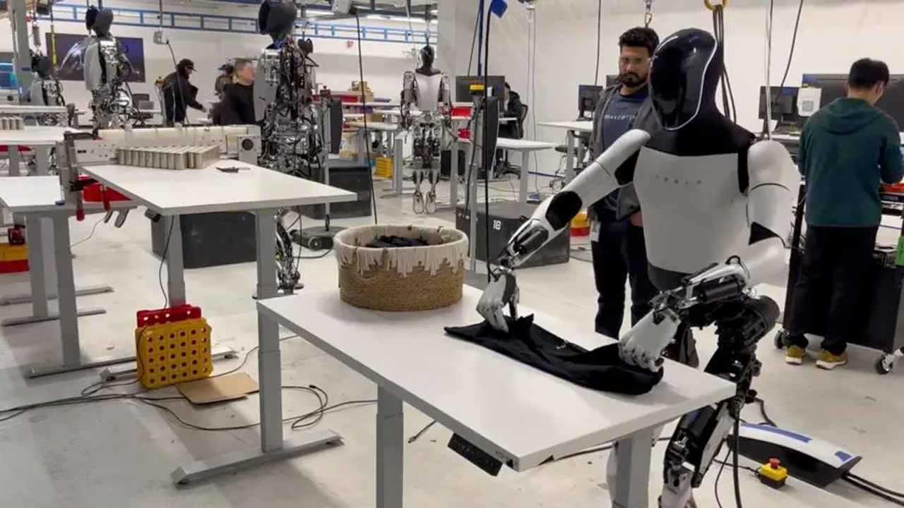 İnsansı robot Optimus, Elon Musk’ı bir kez daha alay konusu yaptı
