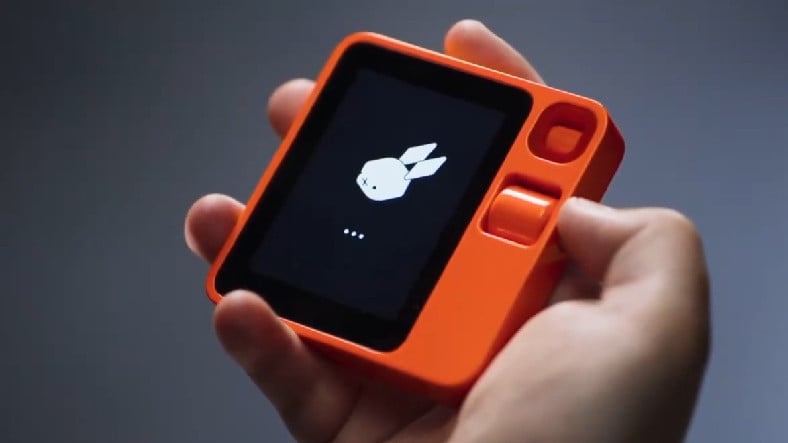 Uygulamalarınızı Sizin Yerinize Kullanabilecek Minik Yapay Zekâ Cihazı “Rabbit R1” Tanıtıldı